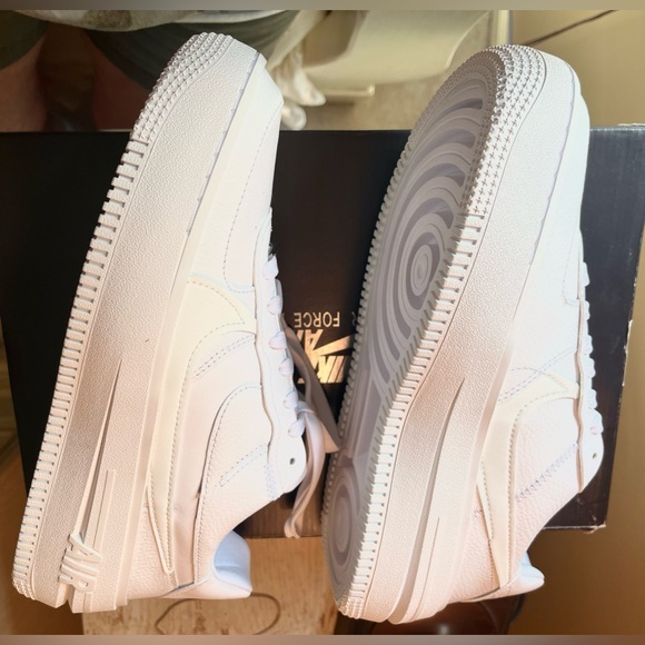 Women’s Air Force 1’s Platform Triple White Size 9 NEW in Box - Picture 3 of 9